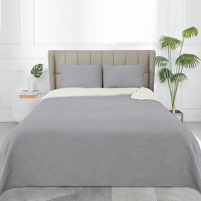 Easy-Going Twin Size Reversible Quilt Set with 1 Quilt and 1 Pillow Sham, Soft Bed Quilt Cover, Water Resistant Lightweight Microfiber Bedspread, Stain Resistant, Olive Leaf-Light Gray/Ivory