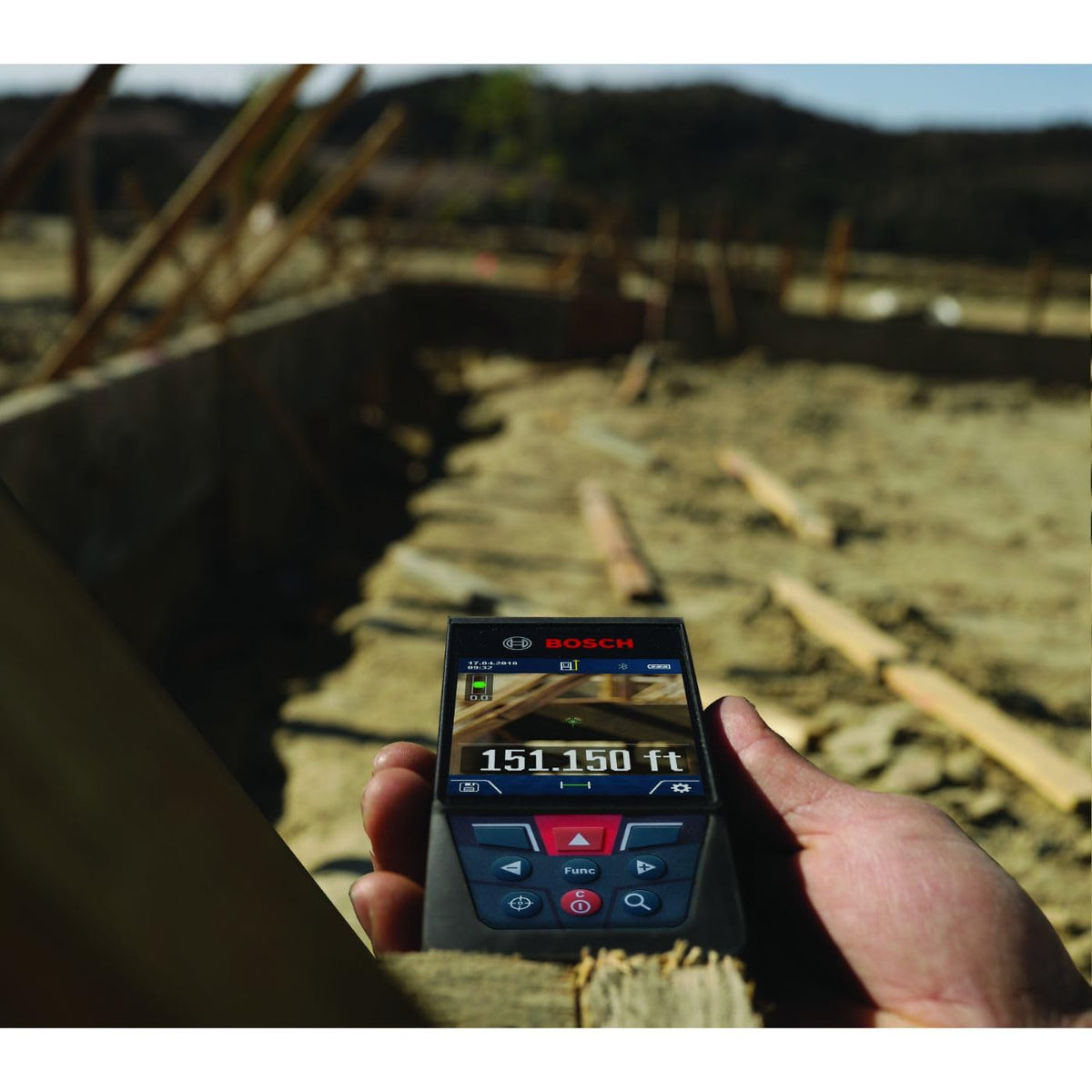 Bosch Blaze GLM400C 400 ft Outdoor Connected Laser Measure with Viewfinder | MeasureOn App